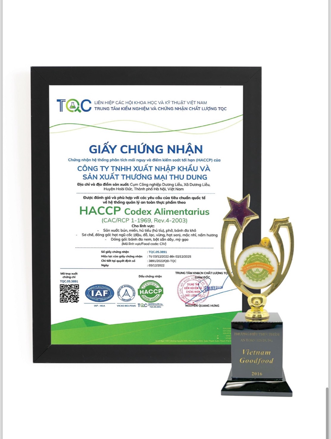 Giấy chứng nhận HACCP và cúp Vietnam Goodfood của Thu Dung